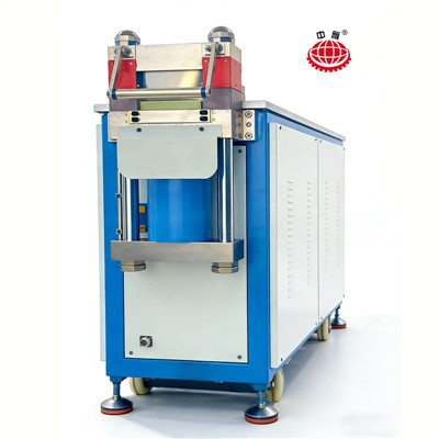 Stroj na rezanie prípojníc